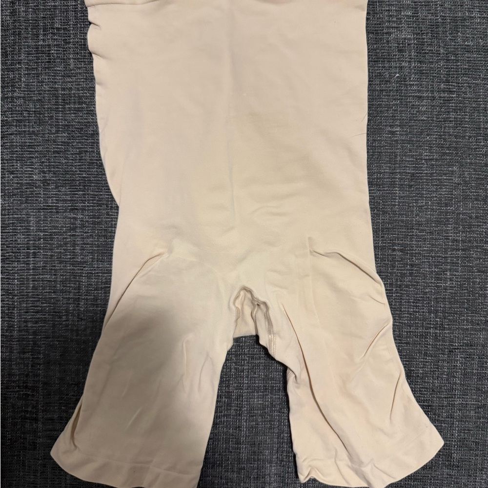 SKIMS SEAMLESS SCULPT HIGH-WAISTED ABOVE THE KNEE SHORT